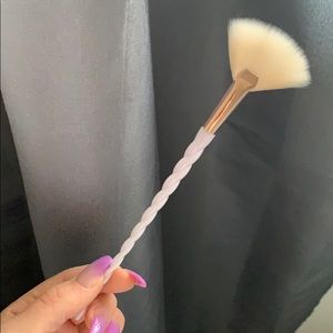 Unicorn highlighter brush